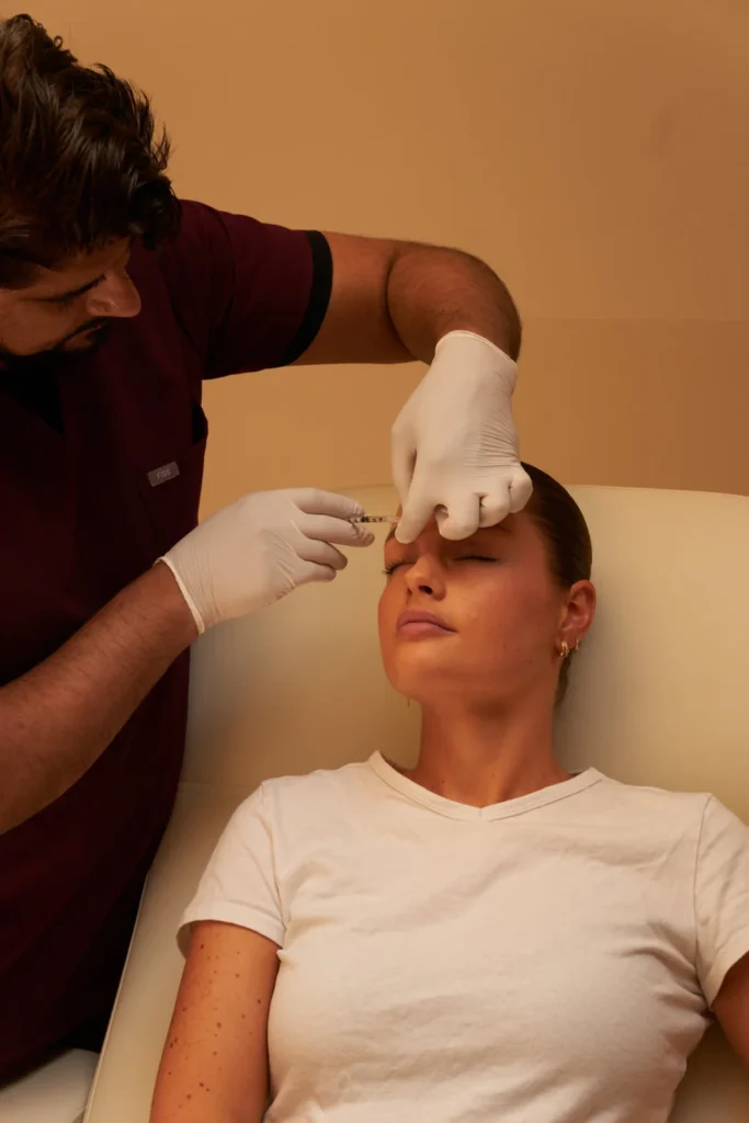 Arts zet botox in het voorhoofd