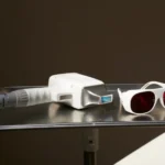 Laserontharingsapparaat met beschermbril